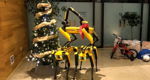 Трое робопсов Spot украшают новогоднюю елку: Забавное видео от Boston Dynamics