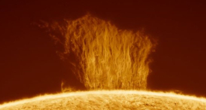 Астроном-любитель показал фотографию «плазменного водопада» на Солнце: Его высота достигает 100 000 км