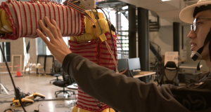 Ученые представили «свитер», который наделит роботов функциями осязания (фото, видео)