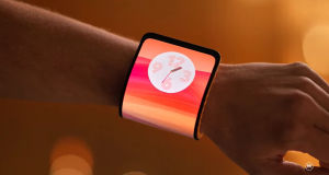 Motorola показала концептуальный смартфон с гибким экраном, который может превращаться в наручные часы