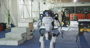 Робот-гуманоид Atlas от Boston Dynamics научился перекладывать амортизаторы