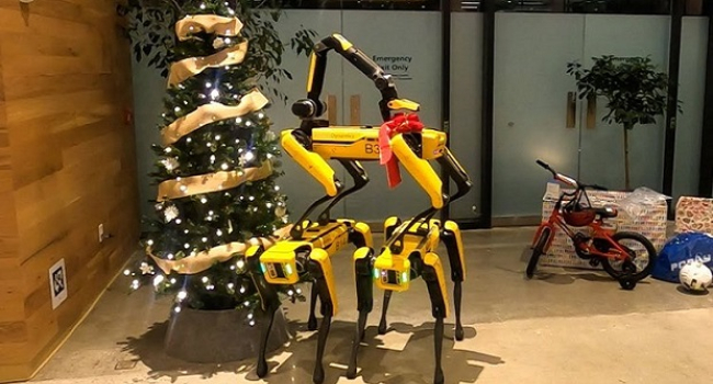 Трое робопсов Spot украшают новогоднюю елку: Забавное видео от Boston Dynamics