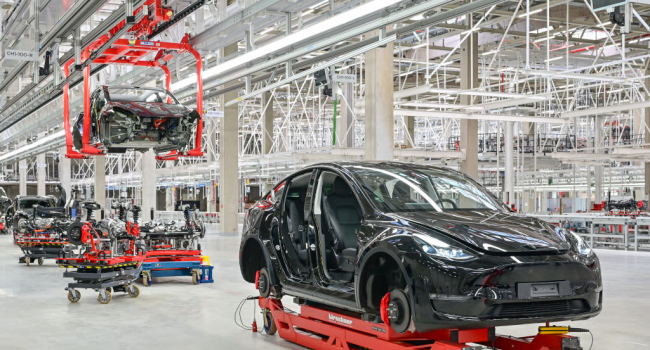 Цена на акции Tesla упала еще на 9%: Илон Маск обещает больше не продавать их до 2024 года