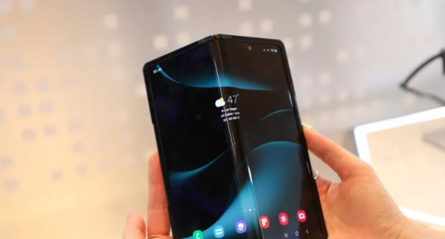 Samsung представила прототип оригинального смартфона, который складывается и внутрь, и наружу