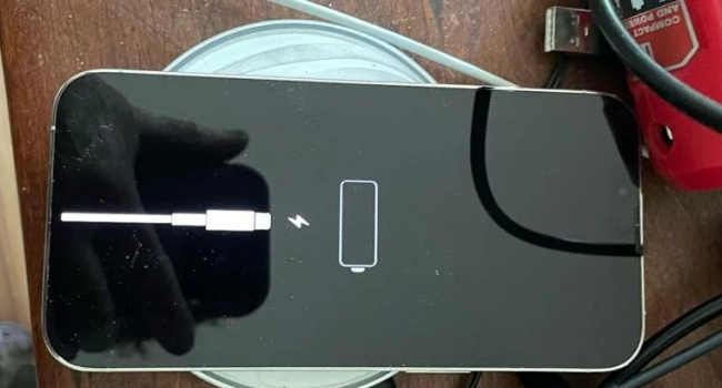 Дайверы нашли на дне озера iPhone: Он включился и заработал, хотя провел под водой год