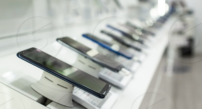 What phones are more often bought in the US and which company is the market leader?