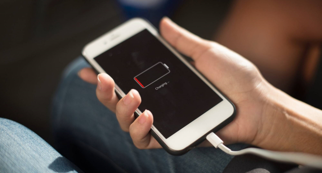 Ինչո՞ւ չի կարելի iPhone-ը լիցքավորել մահճակալի կողքին