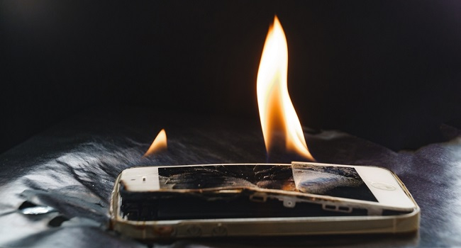 Ребенок получил серьезные травмы из-за взорвавшегося телефона