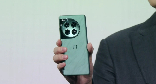 Чип Qualcomm Snapdragon 8 Gen 3, аккумулятор емкостью 5400 мАч и экран QHD+. Представлен смартфон OnePlus 12
