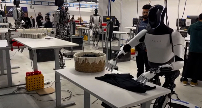 Humanoid robot Tesla Optimus folds T-shirt on table: Its capabilities expand (video)