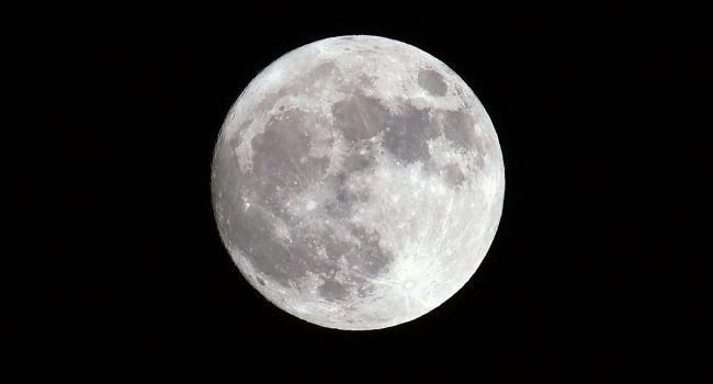 Strange "anomalies" reflecting light on the moon have become a mystery for scientists (photo)