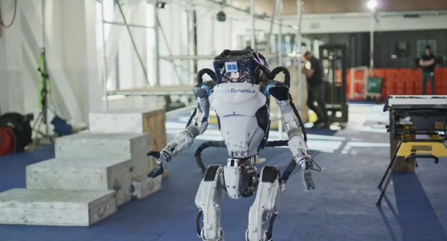 Робот-гуманоид Atlas от Boston Dynamics научился перекладывать амортизаторы