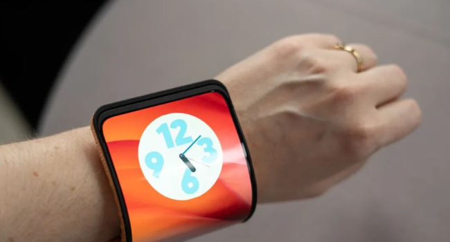 Motorola представила рабочий прототип смартфона с гибким экраном, напоминающим на запястье умные часы