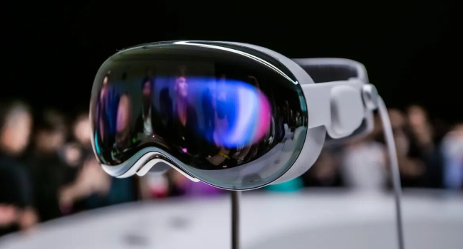 Woman claims she had bruises under her eyes after using Apple Vision Pro: What other problems does it cause?