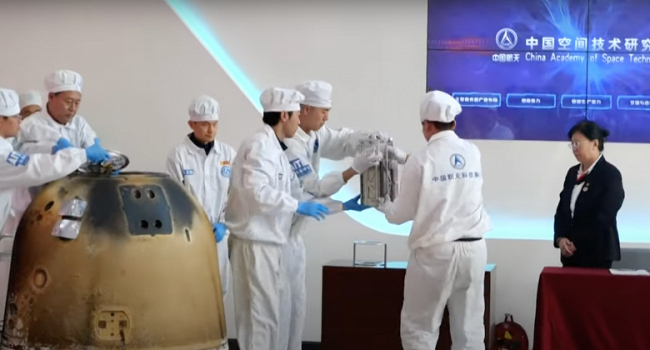 Samples taken from Moon՛s far side for first time have been removed from capsule and sent for study