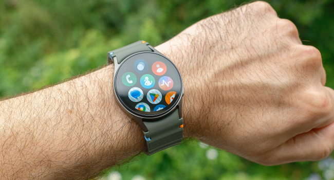 Why is Samsung losing ground in the smartwatch market in 2025?