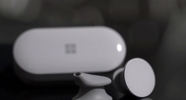 Microsoft запатентовала наушники Surface, которые узнают хозяина по форме уха и сердцебиению