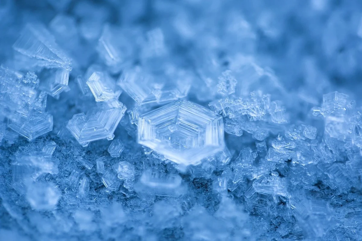 Physicists have seen for the first time how water turns into “glass” instead of ice