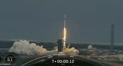 SpaceX запустила космический корабль с туристами: Они проведут на МКС 8 дней (видео)