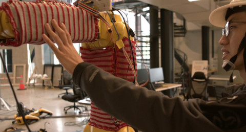 Scientists present a "sweater," thanks to which robots will receive the function of touch (photo, video)