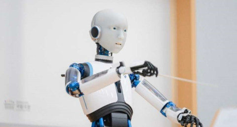Android robot EveR-6 conducted a real orchestra: He delighted both the audience and critics (photo, video)