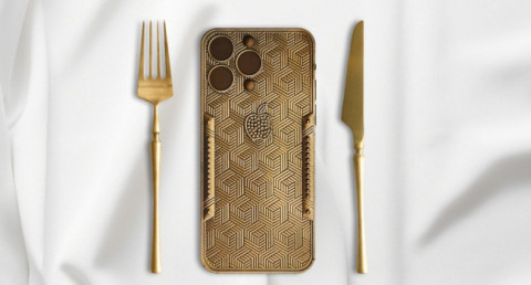 Most expensive chocolate bar: Caviar released gold-covered chocolate bar in shape of iPhone 15 Pro Max for $2,000 (photo)