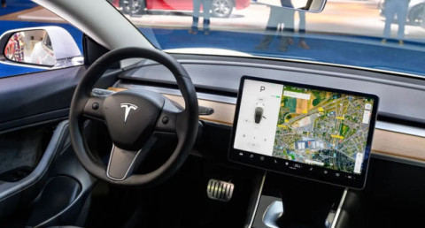 Tesla отказалась от 300 000 строк кода, написанного на C++, и запустила автомобильную систему, управляемую нейронной сетью