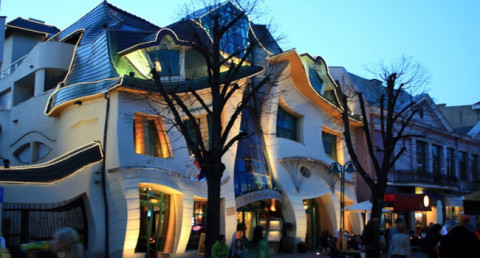 5 original buildings with curious optical illusions (photos)