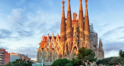 10 architectural masterpieces of Antoni Gaudi in Barcelona