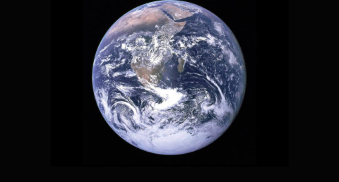 The Earth has tilted by 80 centimeters in the last 20 years: What is the reason?