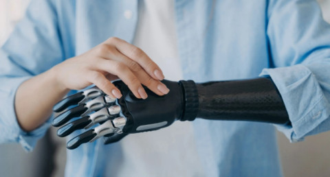 Neuralink приступила к разработке роботизированной руки, которой будет управлять мозг с помощью имплантата