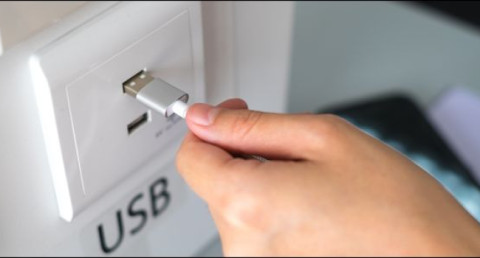 Чем опасны публичные USB-зарядки и как хакеры могут украсть пароли через них?