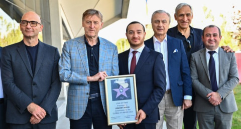 «Լեգենդների փառքի արահետը». Վինսենթ Ռոշը Հայաստանում ստացավ իր առաջին աստղը (ֆոտո)