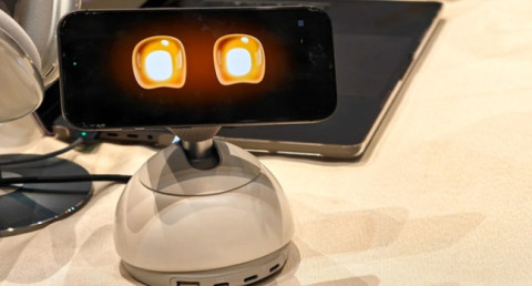 CES 2026-ում ցուցադրվել է լիցքավորման սարք, որը iPhone-ը վերածում է սեղանի ռոբոտի