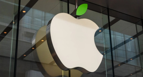 Apple earned nearly half of all global smartphone revenue