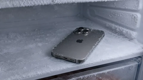 Почему перегретый смартфон нельзя охлаждать в морозилке