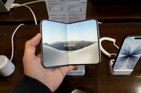 У первого складного iPhone Duo появились трещины на экране — Apple предлагает замену
