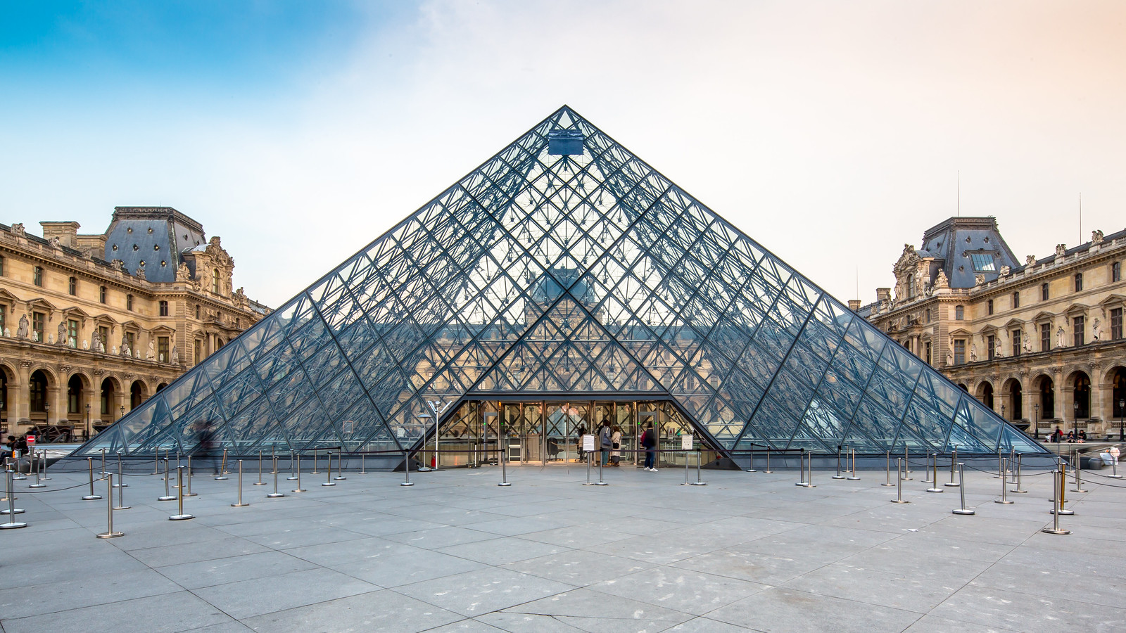 The Louvre Pyramid.jpg (514 KB)