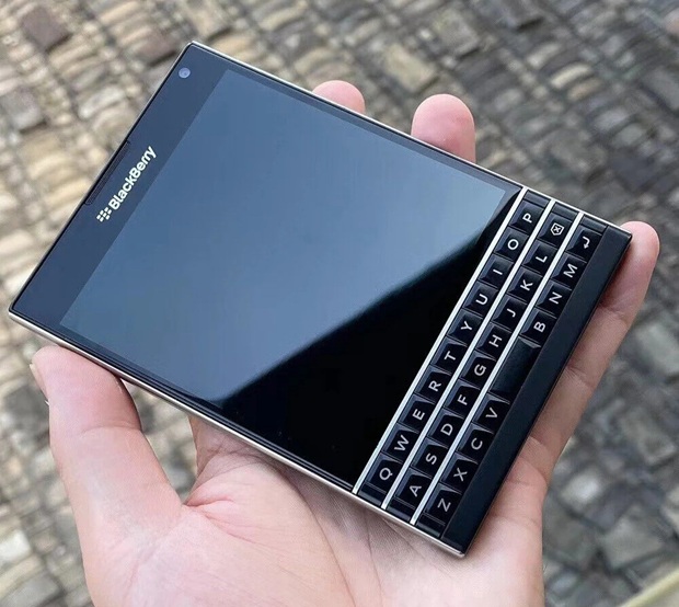 BlackBerry Passport.jpg (106 KB)