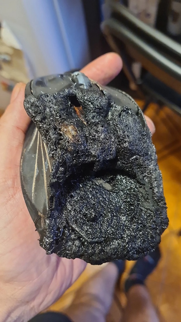 my-gigabyte-mouse-caught-fire-and-almost-burned-down-my-v0-2ss22csnxjee1.jpg (245 KB)