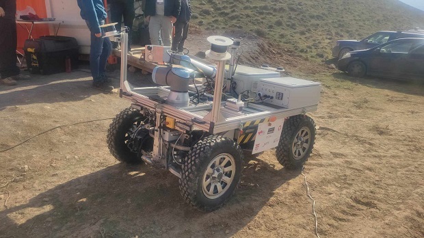 AMADEE-24 rover.jpg (103 KB)