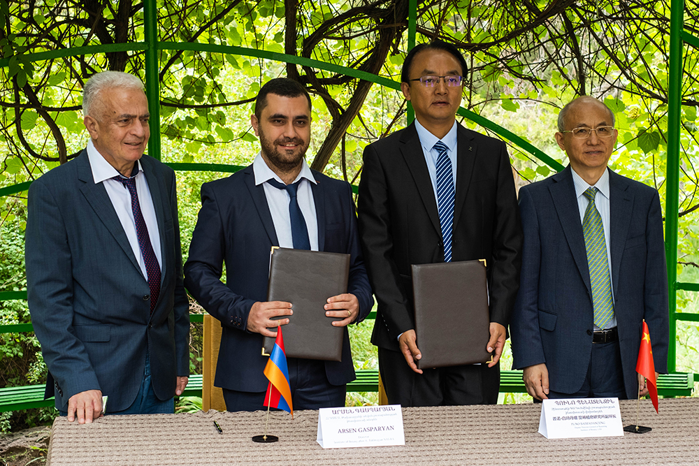China-Armenia .jpg (852 KB)