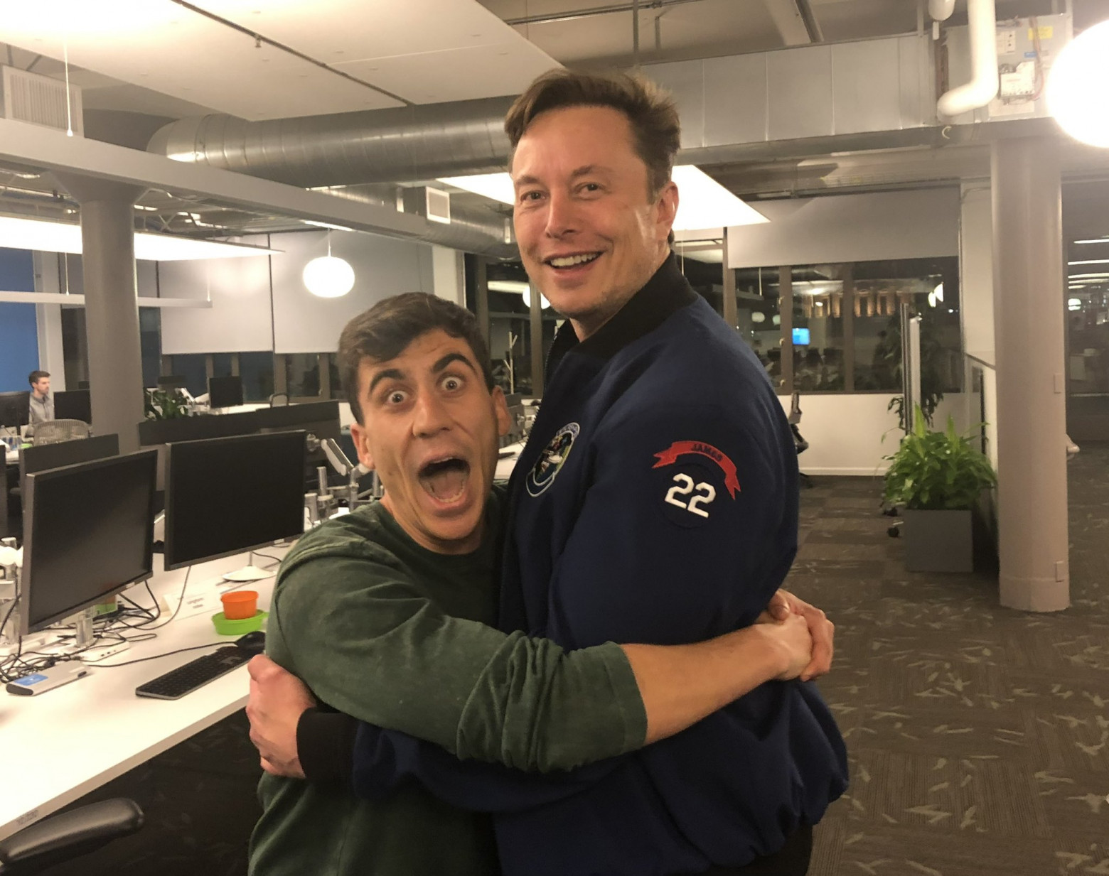Elon Musk hugging day .jpeg (341 KB)