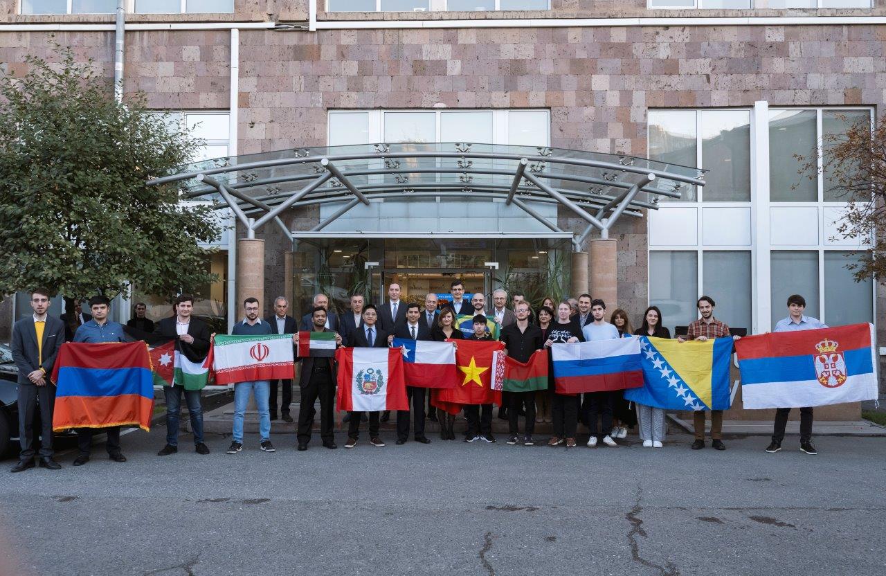 Group photo_18th Olympiad_VIG8729f.jpg (230 KB)