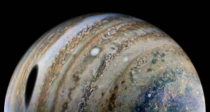 Тень Ганимеда на Юпитере: Межпланетная станция «Юнона» сделала красивый снимок