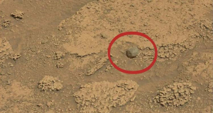 На Марсе обнаружили серый камень, отличающийся от окружающей почвы: Что это может быть?