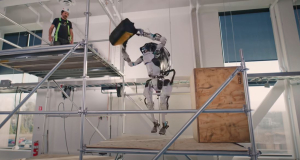 Մարդանման ռոբոտը գործիքներով պայուսակը նետելով փոխանցում է մարդուն և մարմնամարզիկի պես սալտո անում․ Boston Dynamics-ի նոր տեսանյութը
