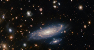 Джеймс Уэбб сделал впечатляющий снимок спиральной галактики, удаленной от Земли на 1 миллиард световых лет