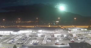 В небе Австралии взорвался метеорит: Камеры запечатлели момент взрыва (видео)