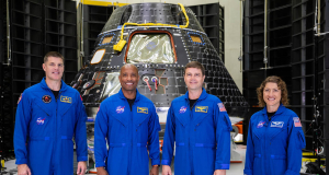 Astronauts see the Orion capsule in which they will fly to the moon in 2024